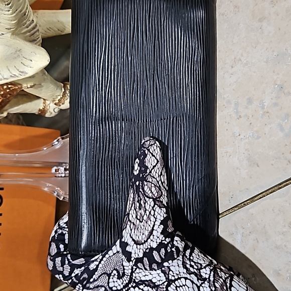 Louis Vuitton Black Epi Leather Sarah Wallet CA4039 GUC - Picture 10 of 17